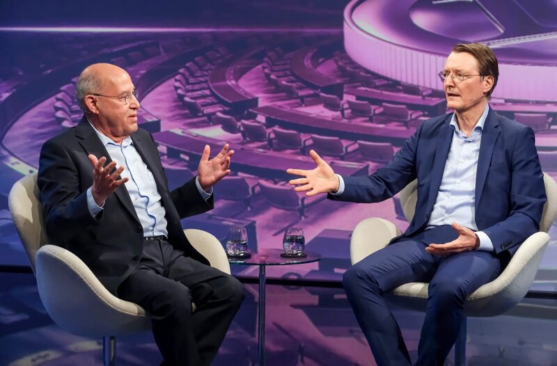 Zu Gast bei Moderatorin Sandra Maischberger: v.l.n.r. Gregor Gysi (Die Linke, langjähriger Fraktionsvorsitzender) und Karl Lauterbauch (SPD, ehemaliger Bundesgesundheitsminister). – Bild: WDR/​Oliver Ziebe