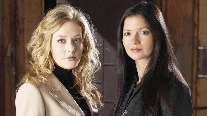 Jordan (Jill Hennessy, r.) und Devan (Jennifer Finnigan) werden Zeugen einer Tragödie: Ein Schüler stirbt bei einer brutalen Drogenrazzia. – Bild: TVNOW /​ NBC Universal