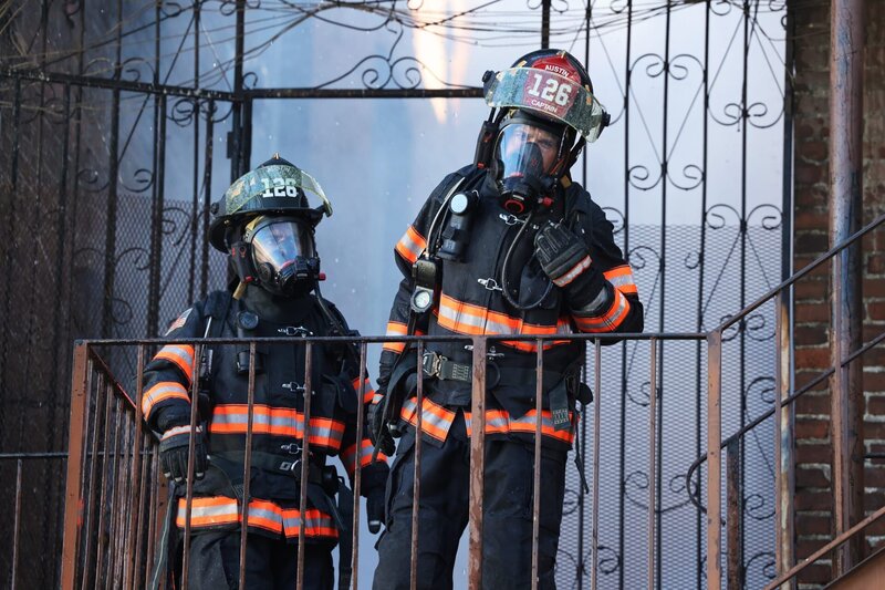 Mateo Chavez (Julian Works, l.); Owen Strand (Rob Lowe, r.) – Bild: Twentieth Century Fox Film Corporation /​ Jordin Althaus