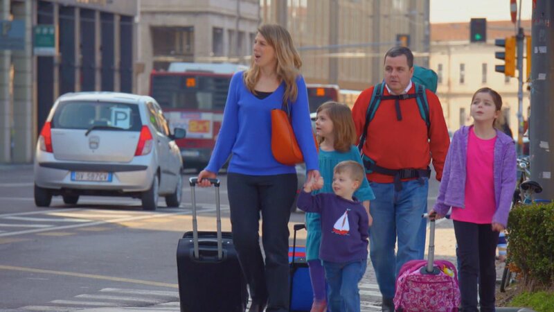 Von Missouri nach Italien: Eine Familie mit vier Kleinkindern verschlägt es nach Italien – der Familienvater möchte hier in eine neue Karriere starten. Während er die historische Stadt Bologna dafür ins Auge fasst, wünscht sich die Mutter einen Ort, der mehr ihrer Heimat in St. Louis ähnelt. Ob sich die Familie einigen kann? – Bild: HGTV