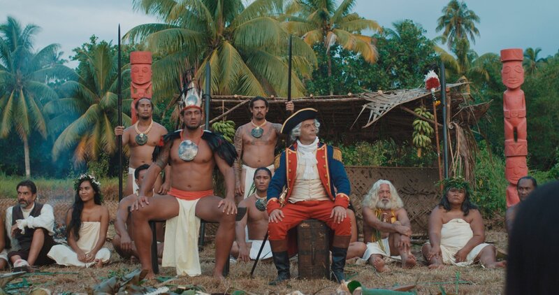 König Ereti (Hiti Mennesson, l.) und Bougainville (Lionel Aknine, r.) während einer exotischen Zeremonie. – Bild: ZDF und Philipp Grieß.