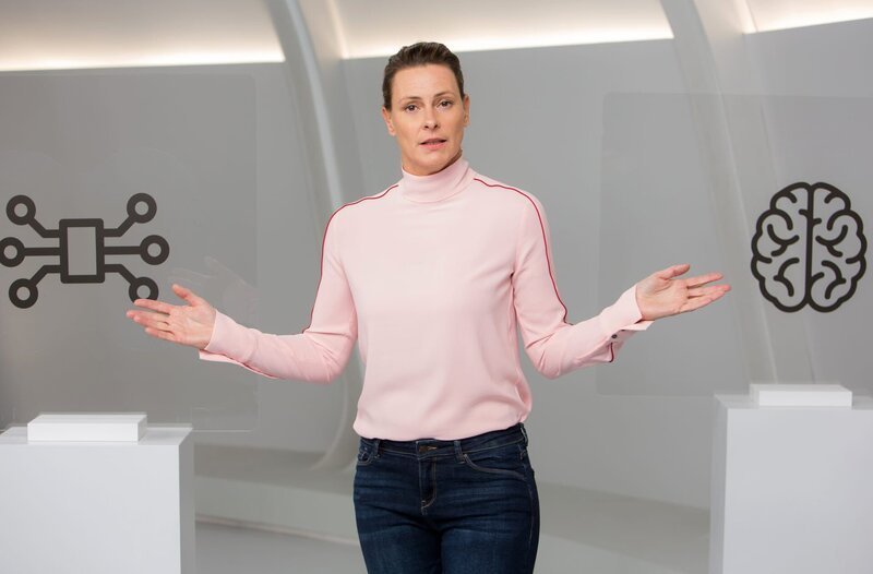 Australische Forscher haben menschliche Neuronen auf einer Halbleiterplatte angebracht und sie das Videospiel „Pong“ lernen lassen. Überraschenderweise lernten die menschlichen Gehirnzellen das Spiel in fünf Minuten, während eine KI auf Mikrochip-Basis über eine Stunde brauchte. Warum die menschlichen Nervenzellen besser waren und was das für die Entwicklung neuer KI-Systeme bedeutet, erklärt Anja Reschke in „Wissen vor acht – Zukunft“. – Bild: ARD/​Michael Boehme