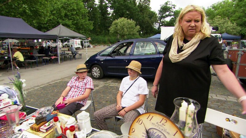 Bianca mit ihren Kindern Hanna und Benjamin auf dem Flohmarkt – Bild: RTLZWEI