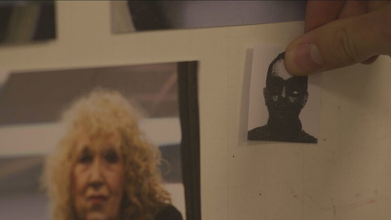 Die Ermittler tragen immer weitere Puzzleteile zusammen. Sie zeichnen ein Bild von Eifersucht, Kontrolle und Verrat. – Bild: ZDF