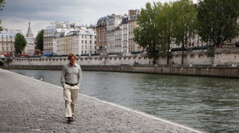 Zu Fuß erkundet Gil (Owen Wilson) seine Traumstadt Paris. – Bild: rbb/LEONINE Studios Zu Fuß erkundet Gil (Owen Wilson) seine Traumstadt Paris. – Bild: rbb/LEONINE Studios