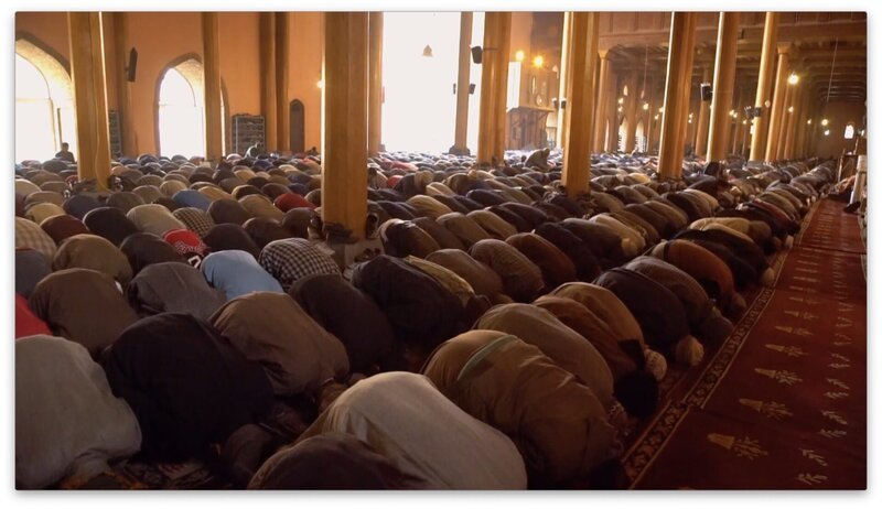 Gottesdienst in der Moschee Srinagars – heute predigt Umar Farouk, politisch liberaler und religiöser Führer der Muslime in Kaschmir, und damit stets im Visier der indischen Streitkräfte. – Bild: ZDF