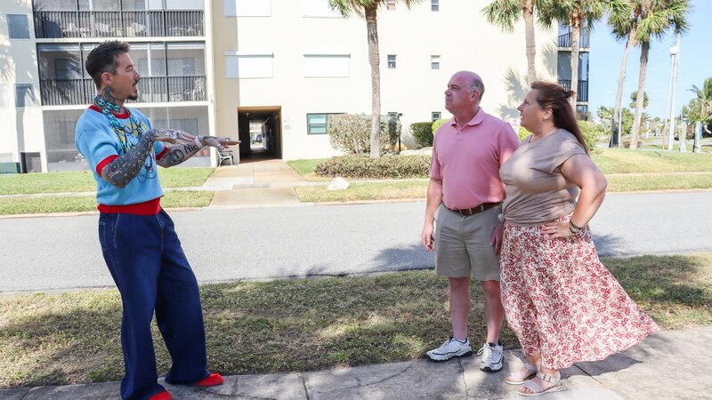 From left to right: Host David Bromstad, Steve Klayman, and Jennifer Klayman meet outside of House 3, Eegret Landing, as seen on My Lottery Dream Home, Season 17. – Bild: Warner Bros. Discovery