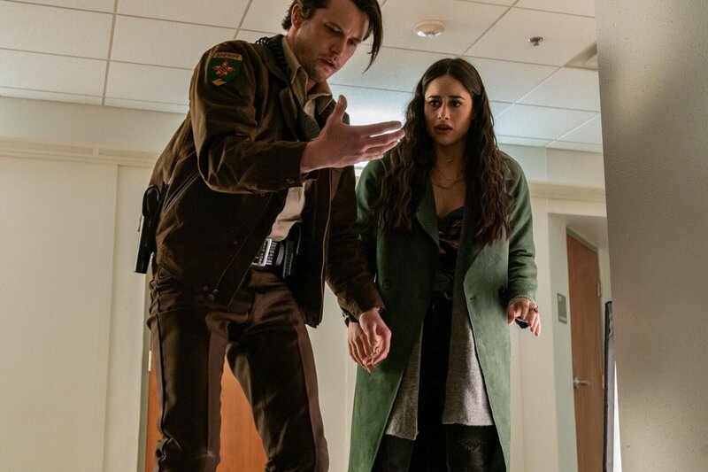 Max Evans (Nathan Dean, l.); Liz Ortecho (Jeanine Mason, r.) – Bild: The CW Network, LLC.