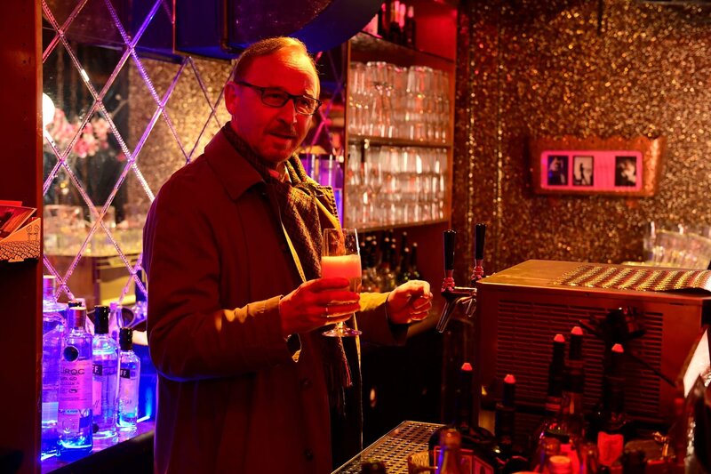 In Patti’s Nachtclub stellen die Kommissare den Abend des Mordes nach. Wie üblich führt Schaller (Alexander Held) die Induktion. – Bild: ZDF