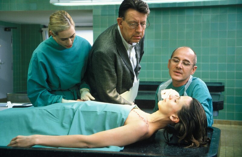 Kommissar Hoffer (Jörg Gudzuhn, Mi.) und die Gerichtsmediziner Robert Kolmaar (Ulrich Mühe, re.) und Judith Sommer (Gesine Cukrowski, li.) befassen sich mit den ungeklärten Todesumständen der Taucherin Mirra Kurz (Doris Schretzmeyer). – Bild: ZDF