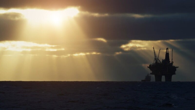 Seitdem das erste Öl gefunden wurde, produziert der fossile Brennstoff Schlagzeilen. – Bild: ZDF