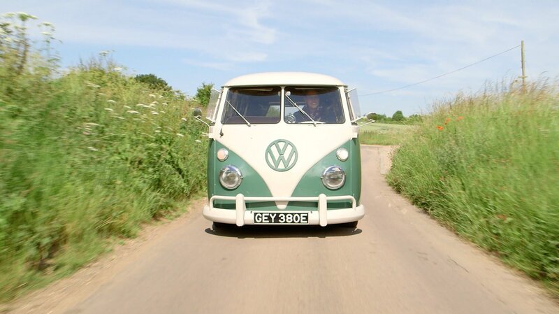 Die britische Anthropologin Mary-Ann Ochota will herausfinden, was die Briten wirklich von den Deutschen halten. Mit einem 1966er VW-Bus namens „Grace“ zieht sie los auf eine Entdeckungsreise durch Großbritannien. – Bild: BR