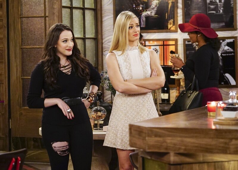 Max (Kat Dennings, l.) versichert Caroline (Beth Behrs, M.), dass sie mit ihrem Date problemlos abends ins Kino gehen kann, nicht ahnend, dass genau dann eine Studentinnen-Verbindung in der Bar aufschlägt … – Bild: PLURIMEDIA (Warner Bros Television)