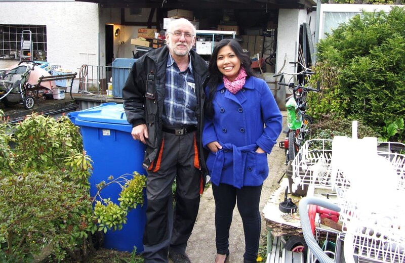 Dieter (54) hat den Familiengarten in einen privaten Schrottplatz verwandelt. Ehefrau Sutharod weiß keinen Ausweg mehr. Die Kinder Patrick (7) und Sinee (4) haben schon lange keinen Platz mehr zum Spielen, aber das scheint dem Vater völlig egal zu sein. – Bild: RTL II