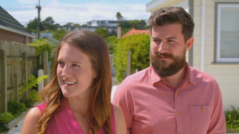 Dem Job wegen zieht eine junge Familie von Kanada in die coole Stadt Wellington nach Neuseeland – doch die Mutter ist besorgt, dass ihre beiden Zwillingstöchter ohne dem Rückhalt ihrer Familien in einem anderen Land aufwachsen müssen. Sie würde eine familienfreundliche Umgebung in der Nähe von Familie und Freunden einem hippen Wohnort vorziehen. – Bild: HGTV