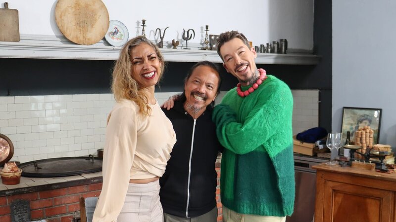 From left to right: Marjorie Israel, Ismael Israel, and Host David Bromstad pose for a picture after the couple reveals their dream home, as seen on My Lottery Dream Home, Season 17. – Bild: Warner Bros. Discovery