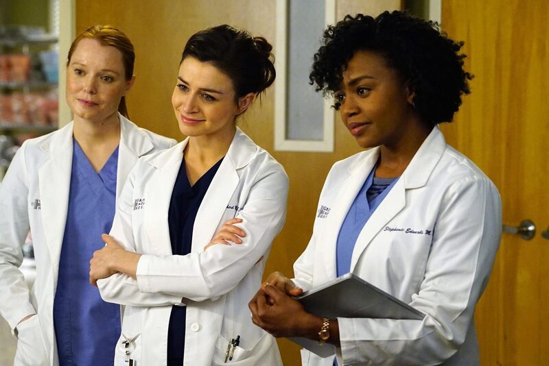 Während sich Catherine gegen Richards Rat in das Leben von April und Jackson einmischt, kümmern sich Penelope (Samantha Sloyan, l.), Amelia (Caterina Scorsone, M.) und Stephanie (Jerrika Hinton, r.) um den an MS erkrankten Musiker Kyle Diaz … – Bild: ABC Studios