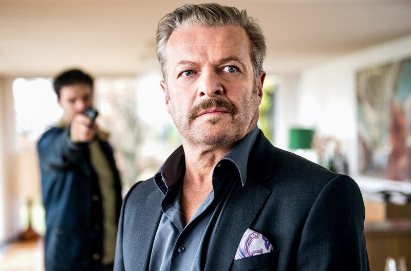 Erpressung aus Rache: Anton Seematter (Roland Koch) wird von Mike (Misel Maticevic) bedroht. – Bild: ARD Degeto/​BR/​SRF/​Daniel Winkler/​Daniel Winkler