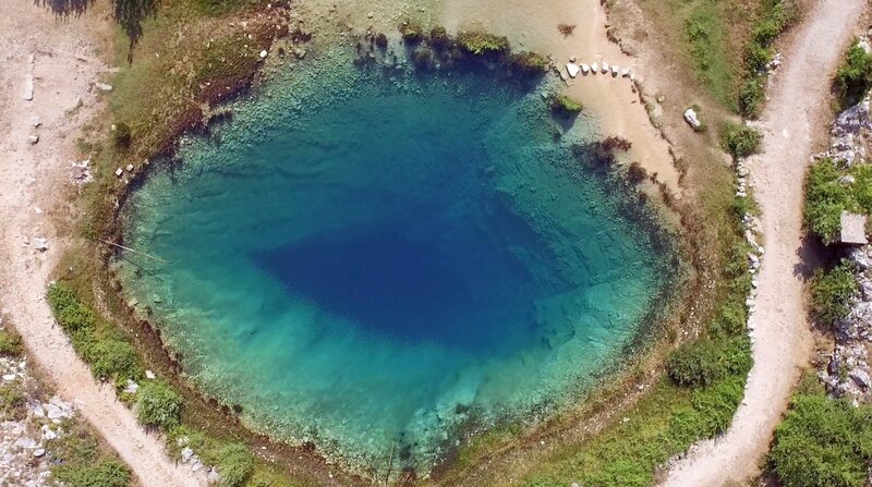 In dem Ort Centina entspringt der gleichnamige Fluss. – Bild: BR/​NDR/​TV Plus/​Matthias Fey