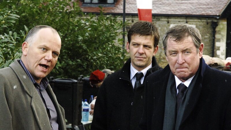 Filmproduzent Jack Braxton (Matthew Marsh, l.) mit den Ermittlern DCI Tom Barnaby (John Nettles, r.) und seinem Assistenten Ben Jones (Jason Hughes, M.) – Bild: ZDF