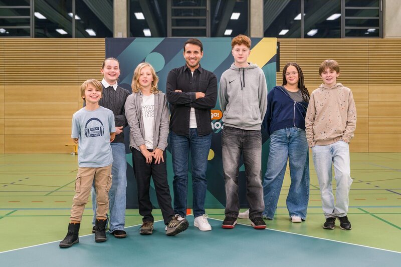 Warum sollten wir für den Klimaschutz auf Dinge verzichten und warum nicht? Titus, Mia, Levy, Sherif Rizkallah, Johann, Sofia und Manfred (von links nach rechts) diskutieren darüber. – Bild: ZDF/​Carsten Beier