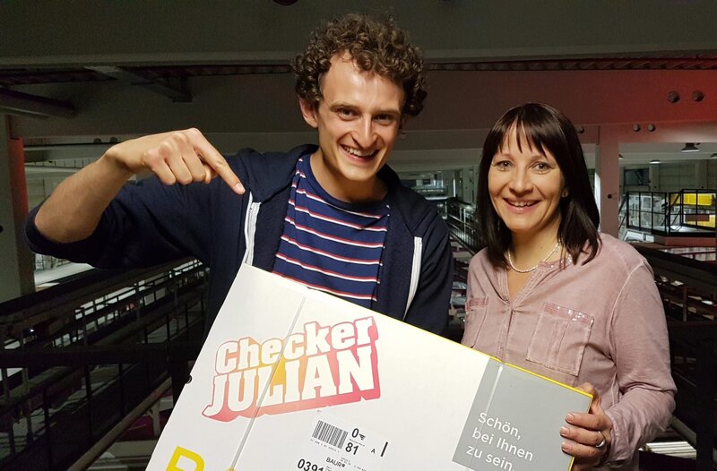 Julian gemeinsam mit Paket-Expertin Andrea beim BAUR Versand in Altenkunstadt. – Bild: BR/​megaherz gmbh/​Hans-Florian Hopfner