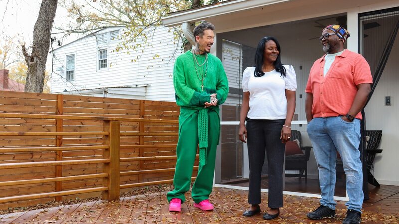 From left to right: Host David Bromstad, Tiwana Chance-Knight, and David Knight explore the back deck of House 1, Tuck Trail, as seen on My Lottery Dream Home, Season 17. – Bild: Warner Bros. Discovery
