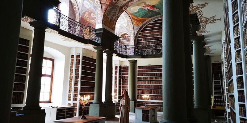 Claudia Pupeter in der Fürst Thurn und Taxis-Hofbibliothek. – Bild: BR/​south & browse GmbH