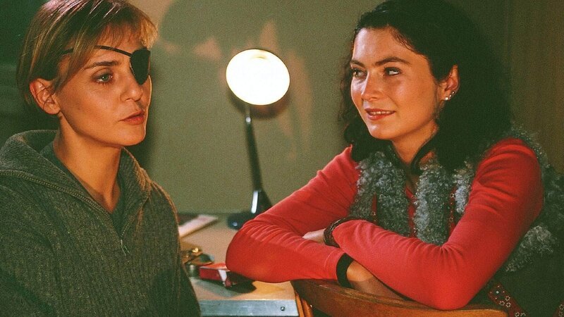 Mona (Anja Beatrice Kaul li.) erzählt Jule (Anke Rähm) davon, dass sie den Bauunternehmer Dieter Windisch auf Jutta angesetzt hat, um an einen Teil ihres Lottogewinn zu gelangen. – Bild: MG RTL D