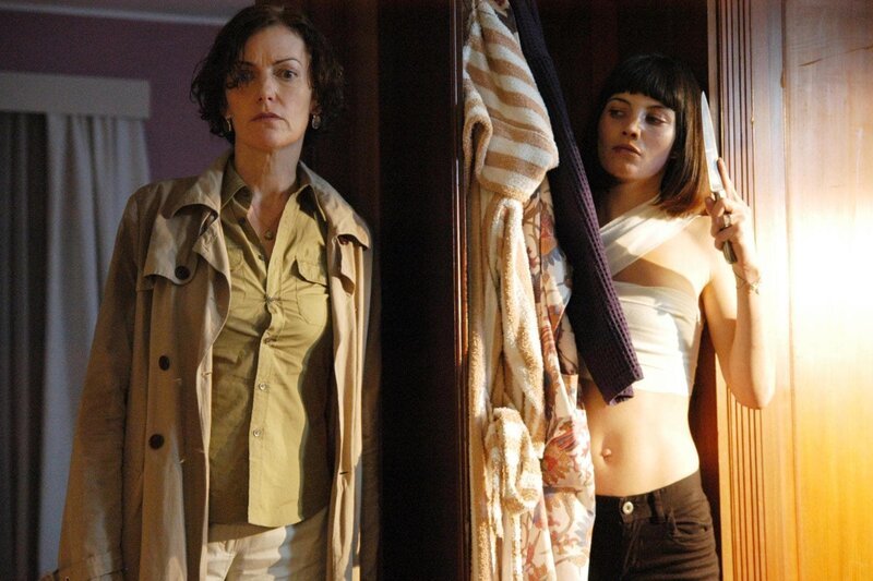 Die Nachbarin der Almedas, Irene Stefan (Katharina Meinecke, li.), schaut im Hause der Almedas nach dem Rechten. Dort hat sich Max Almedas Komplizin Marie (Delphine Chanéac) versteckt. – Bild: RTL Passion