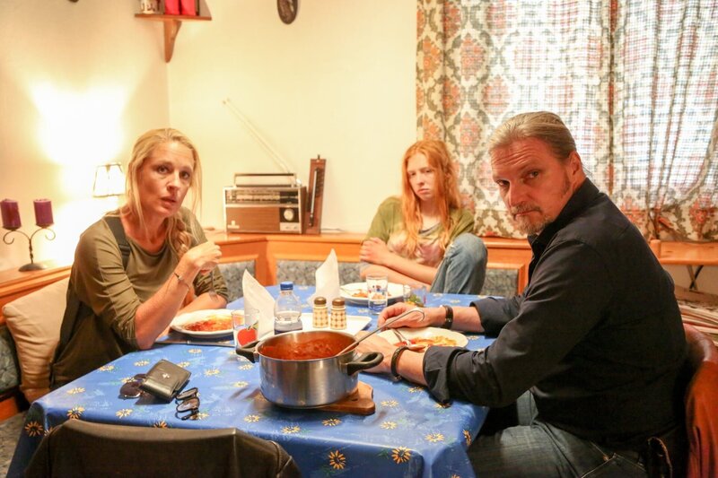 Gruppeninspektorin Penny Lanz (Lilian Klebow, l.), Nicole Kofler (Larissa Kiers, M.) und Major Carl Ribarski (Stefan Jürgens, r.) sind endlich in ihrem Versteck gelandet. – Bild: ORF/​Satel Film/​Stefan Haring