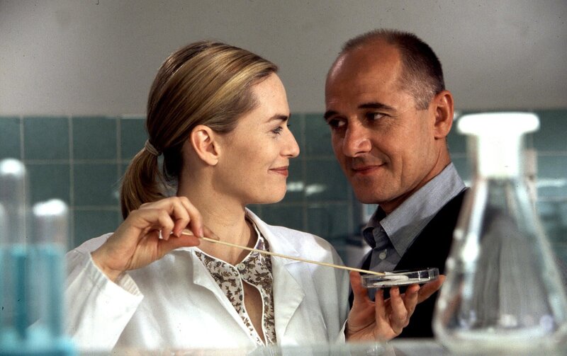 Robert Kolmaar (Ulrich Mühe) und seine Kollegin Judith Sommer (Gesine Cukrowski) verstehen sich nicht nur fachlich bestens. – Bild: ZDF