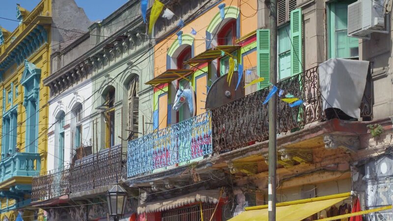 Kennengelernt während eines Auslandssemesters in Kuba, möchte ein junges Pärchen gemeinsam nach Buenos Aires ziehen, um das lateinamerikanische Leben kennenzulernen und ihr Spanisch zu vertiefen. Gemeinsam springen sie ins kalte Wasser, ziehen zusammen und leben erstmal von ihren Ersparnissen. Die schnelle Erkenntnis: Das Erwachsenenleben in Argentinien ist schwieriger als gedacht. – Bild: HGTV
