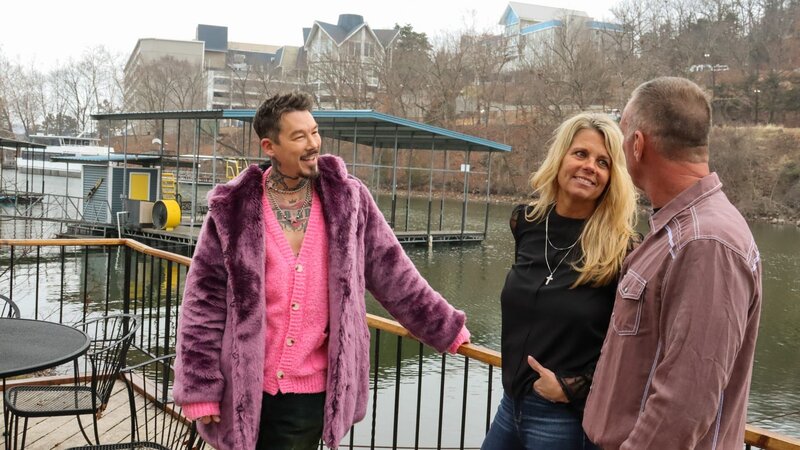 From left to right: Host David Bromstad, Lori Blaser, Michael Blaser talk on the dock of House 2, Turkey Quarry, HERO, as seen on My Lottery Dream Home, Season 17. – Bild: Warner Bros. Discovery