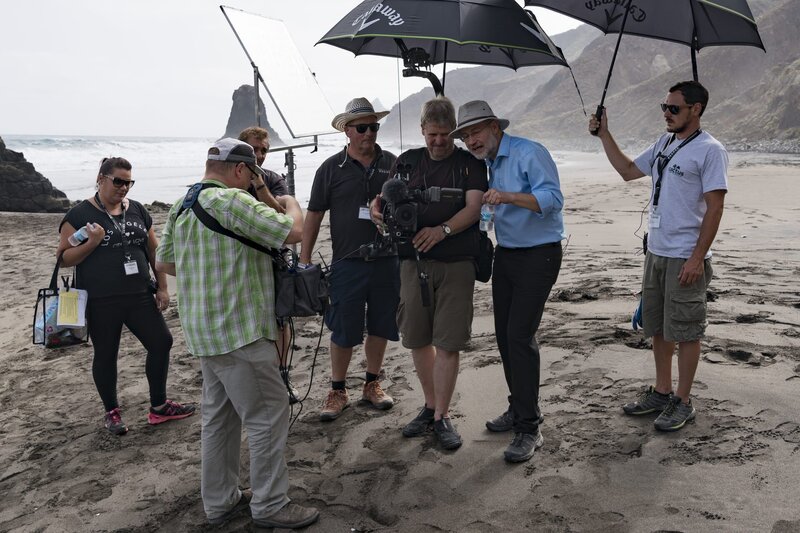 Dreharbeiten in der Vulkanlandschaft von Teneriffa: Unter echter Sonne zu schwitzen, ist für das Team schon ein anderes Gefühl als unter den Scheinwerfern im Studio. – Bild: ZDF