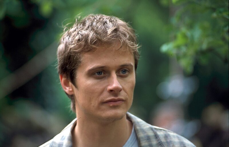 Peter Stiller (Roman Knizka) betet insgeheim seine schöne Nachbarin an. – Bild: ZDF