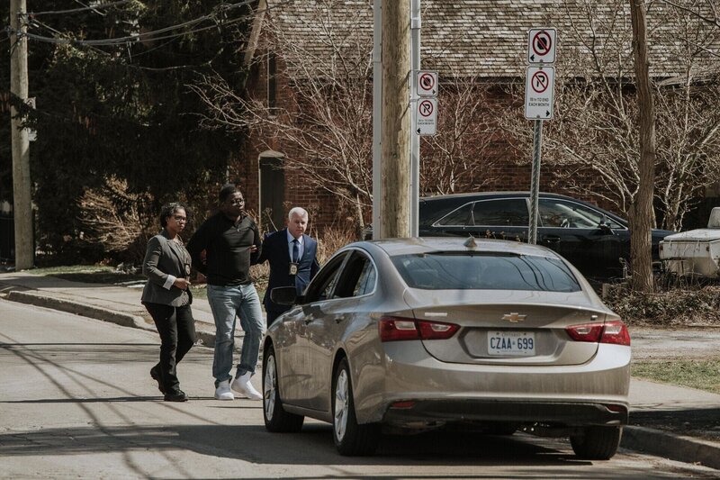 Detektive verhaften einen Verdächtigen – Bild: Arrow Media International