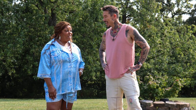 Sharon Godbold (left) explores the backyard of House 1, Mistwood Trail, with Host David Bromstad (right), as seen on My Lottery Dream Home, Season 17. – Bild: Warner Bros. Discovery