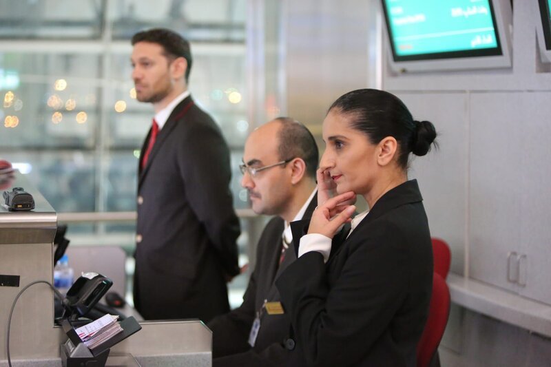 DUBAI – Mel Sabarwhal, Airport Services Manager, at an Emirates check in desk. – Bild: National Geographic Channels /​ John Bonny