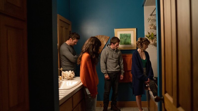 Josh (Jeremy Allen White, M.) hat bei einem handfesten Streit den Hausverwalter Taylor (Toby Huss, r.) beinahe tot geschlagen. Charlie (Dan Stevens, l.), Mina (Sheila Vand, 2.v.l.) und Michelle (Alison Brie, 2.v.r.) suchen nach einer Lösung für das Problem. – Bild: ZDF