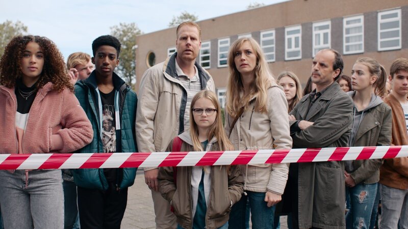 Floor (Bobbie Mulder) und ihre Eltern beobachten, was in der Schule vor sich geht. – Bild: NDR/​NL Film