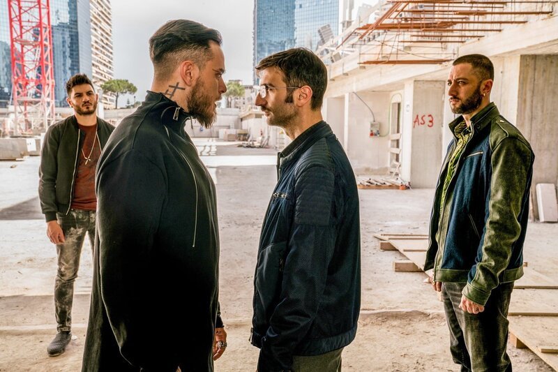 Enzo (Arturo Muselli, li.) und Elia Capaccio (Andrea de Maria, mi.) verbindet innige Feindschaft (re.: Carlo Caracciolo). – Bild: ORF/​Beta Film/​Gianni Fiorito