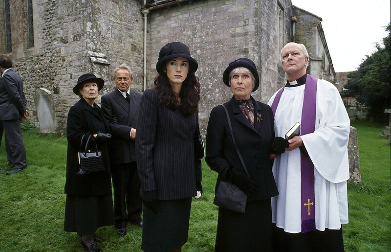 Nach dem Tod ihrer Schwester kommt Julia (Mariella Ahrens, li.) aus London nach Edenvale, um ihrer Mutter Catherine (Barbara Rütting, re.) beizustehen. – Bild: ORF/​ZDF