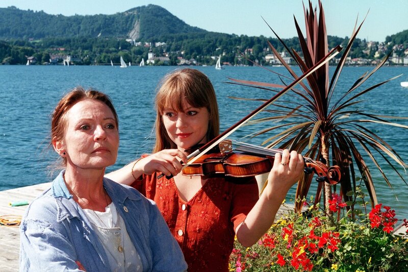 „Schlosshotel Orth“, „Familienbande.“ Strobel übernimmt Lenas Verteidigung beim Prozess. Philipp hält ein Plädoyer für seine Schwester und erwirkt ein mildes Urteil. Sissy ist schwanger. Georg weiß noch nichts davon. Die erfolgreiche Geigerin Irene kehrt nach Gmunden zurück, um sich mit ihrer Mutter zu versöhnen. Doch die alte Frau will nichts mehr von ihr wissen.Im Bild (v.li.): Karin Baal (Eva), Therese Lohner (Irene). – Bild: ORF/​Johannes Cizek