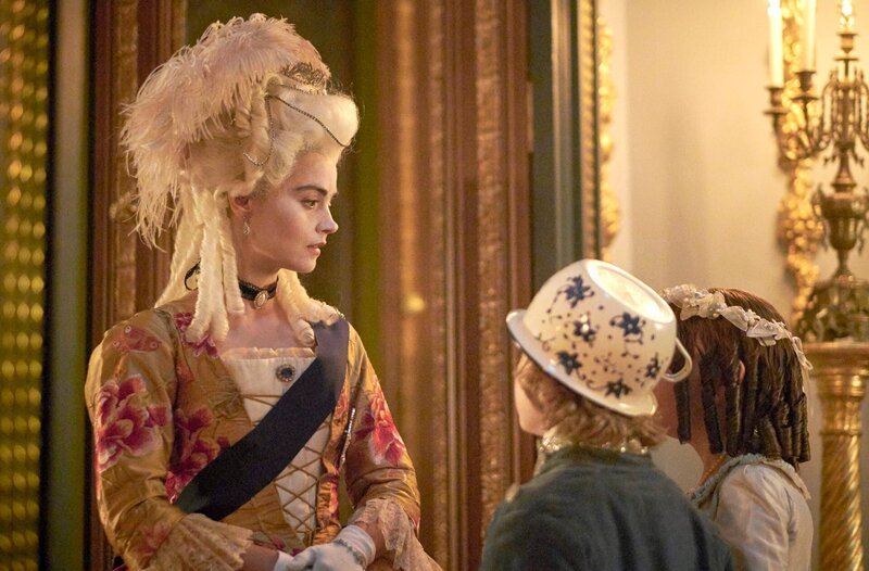 Königin Victoria (Jenna Coleman) mit Prinz Bertie (Laurie Shepherd) und Prinzessin Vicky (Louisa Bay) – Bild: WDR/​Mammoth Screen Limited 2018/​ITV