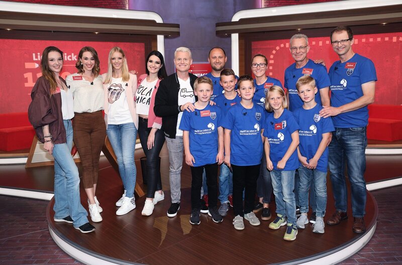 Hinten v. li.: Lisa Aberer, Rebecca Schelhorn, Louiza Moorbeck, Anna Hirschmann, Guido Cantz, Sebastian Ebeling, Vanessa Schäffner, Peter Hohmann, Helmut Back ; vorne v.li.: Leonard Graf, Leon Drechsler, Christoph Borzyk, Julian Schemenauer, Marvin Kindler – Bild: SWR/​Bavaria/​Frank W. Hempel