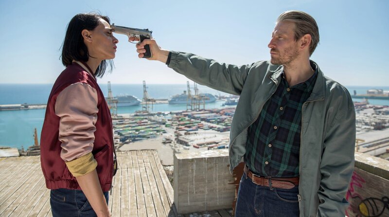 Alex (Christoph Gawenda) bedroht Sofia (Edita Malovčić) – Bild: ARD Degeto/​Victor Bello