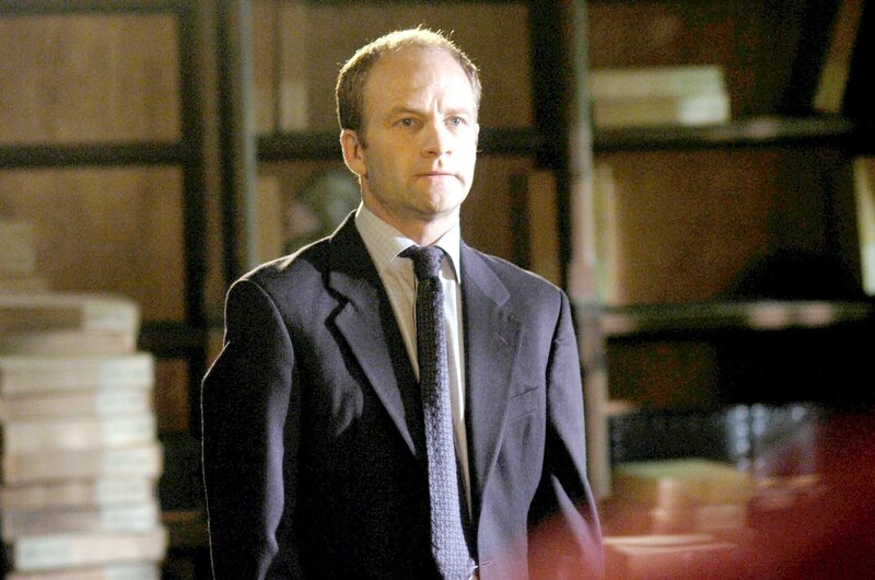 Harry Brundrick (Adrian Rawlins) war ebenfalls Mitglied eines studentischen Geheimbundes. Muss er jetzt um sein Leben fürchten? – Bild: ORF/​ZDF/​BBC/​Kieron McCarron