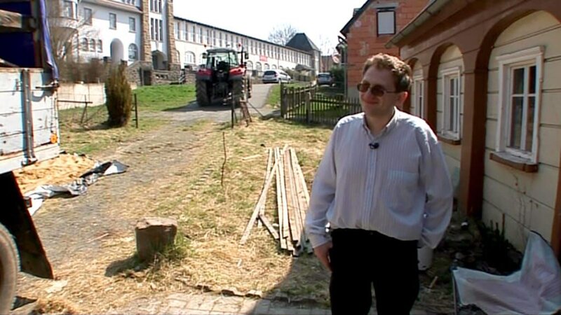 Mirko hat ein stark renovierungsbedürftiges Haus inklusive Grundstück gekauft. Er lässt es allerdings nicht auf seine Kosten renovieren, sondern macht seinen Mietern ein gutes Angebot. Bei günstiger Miete renovieren sie das Haus selber. – Bild: RTLZWEI