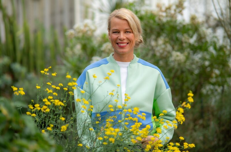 Ulrike Finck ist Moderatorin der „Gartenzeit“. – Bild: HR/​rbb/​Thomas Ernst, honorarfrei – Verwendung gemäß der AGB im engen inhaltlichen, redaktionellen Zusammenhang mit genannter HR-Sendung bei Nennung „Bild: HR/​rbb/​Thomas Ernst“ (S2+). HR/​Pressestelle, Tel: 069/​155⁠–⁠4954